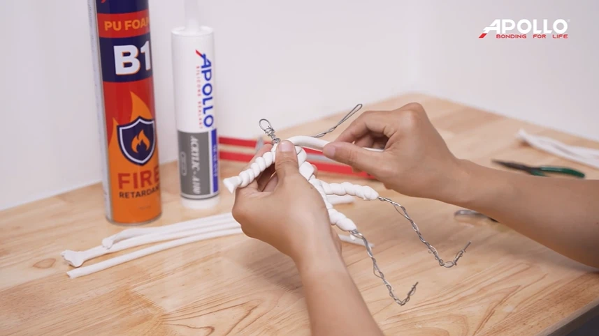  Quấn quanh các sợi keo đã tạo ở bước 1 vào khung kẽm để tạo hình cho mô hình Zombie